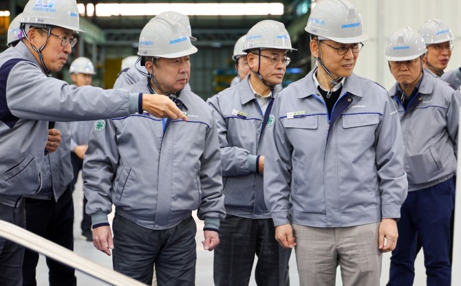 박정원 두산그룹 회장(왼쪽에서 두번째)이 11일, 경남 창원 두산에너빌리티 사업장을 방문해 소형모듈원전(SMR) 제작라인을 둘러보고 있다. 사진=두산
