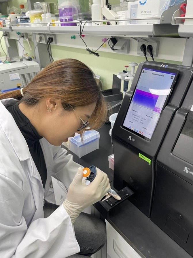 양자 기술 연구원이 실험에 몰두하고 있다. 사진=인천시
