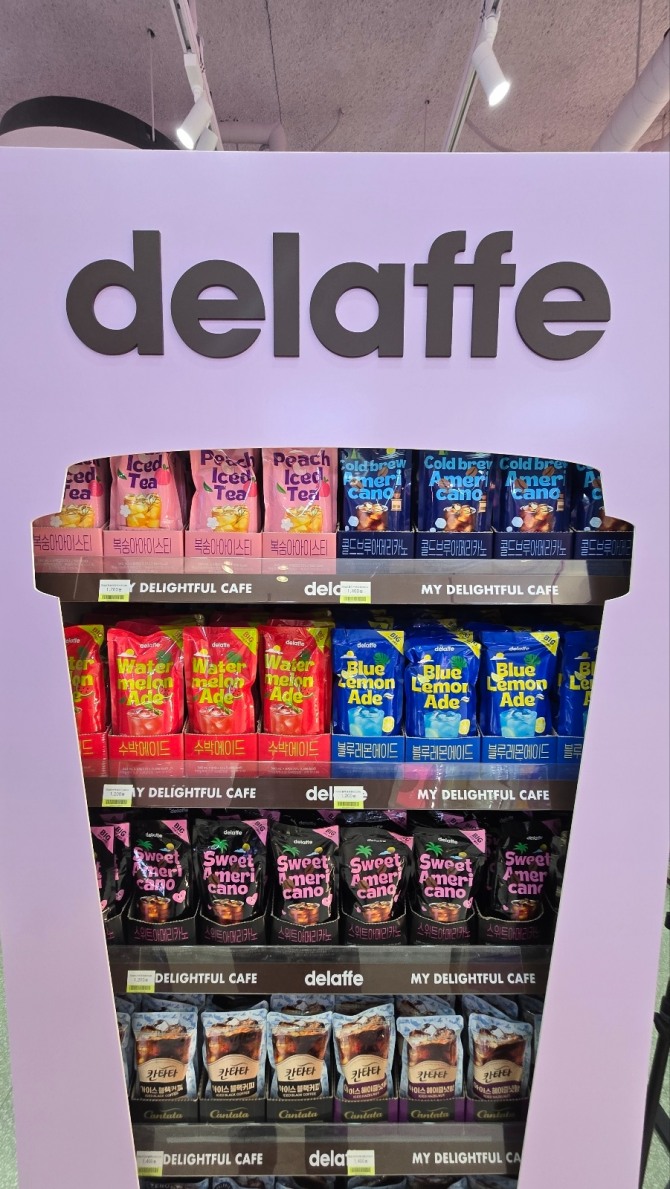 끝단 진열대에 자리한 델라페 아이스 드링크 모습. 사진=문용균 기자