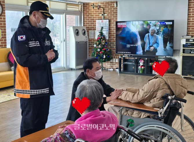 남진복 의원이 어르신들과 일일이 인사를 나누며 생활 여건을 청취하고 있다. 사진=남진복 도의원