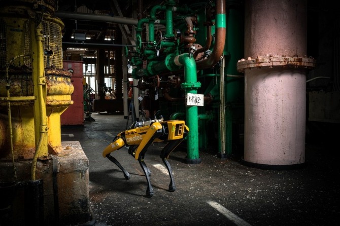현대자동차그룹 로봇 전문 계열사 보스턴다이나믹스의 4족 보행 로봇 ‘스팟(Spot)’이 셀라필드(Sellafield Ltd) 현장을 순찰하고 있다. 사진=셀라필드