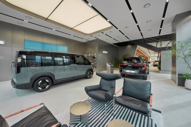 ‘기아 시흥 플래그십 스토어' EV & PBV 전시공간. 사진=기아