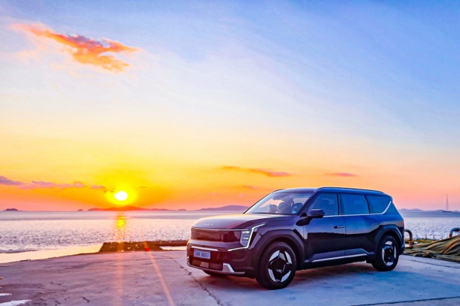 스포티하고 거친 캐릭터를 자랑하는 기아의 플래그십 대형SUV EV9은 아이오닉9과 함께 대형 SUV를 통해 전기차 기술력을 글로벌 시장에서 어필하고 있는 모델이다. 사진=글로벌이코노믹