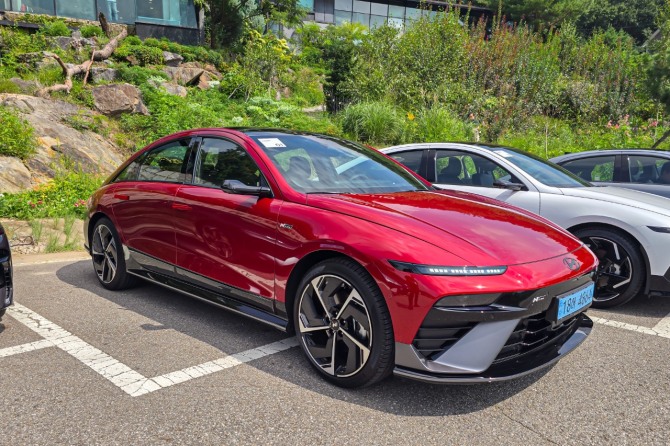 극한의 스포츠성과 세단의 컴포트함 사이에서 스포티한 감수성을 채워주는 아이오닉6 N라인은 시각적인 효과를 통해 운전자의 감성을 자극한다. 사진=글로벌이코노믹