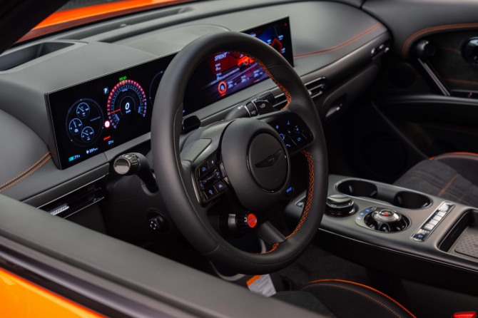 제네시스 GV60 마그마의 시그니처 컬러를 살려낸 오랜지 스티치고 고급감과 스포티한 감수성을 채운 실내 인테리어는 운전자의 감수성까지 챙기고 있다. 사진=제네시스 