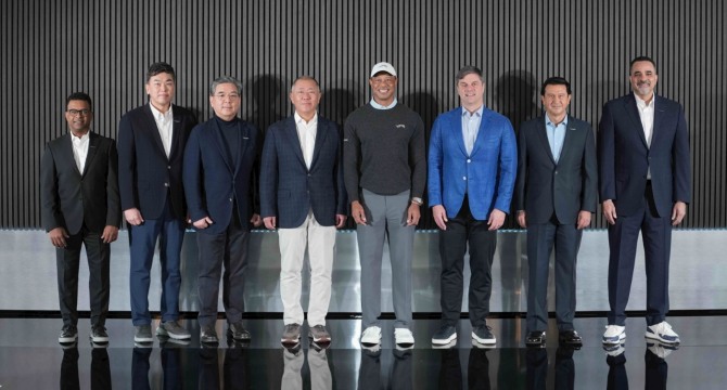 제네시스 북미법인 테드 멘지스테 COO, 제네시스사업본부장 이시혁 전무, 현대차그룹 장재훈 부회장, 현대차그룹 정의선 회장, 타이거 우즈, PGA 투어 브라이언 롤랩 CEO, 현대차사장 호세 무뇨스 대표이사, 랜디 파커 북미권역본부장(왼쪽부터). 사진=현대차그룹