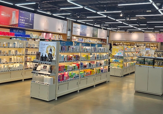 서울 용산역 인근에 위치한 창고형 대형 약국 뷰티존. 사진=황소원 기자