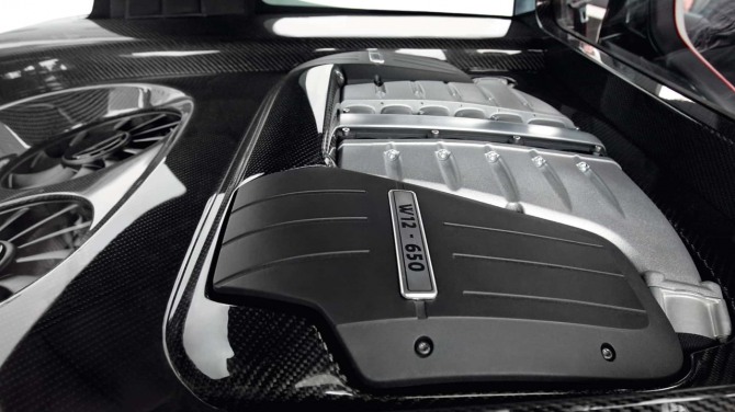 벤틀리의 W12 엔진이 폭스바겐 골프 GTI에 얹혀 있다. 사진=폭스바겐