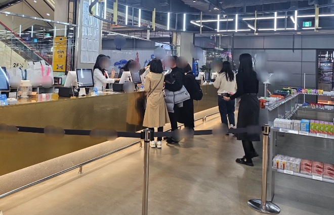 서울 용산의 위치한 창고형 대형 약국 계산대. 사진=황소원 기자