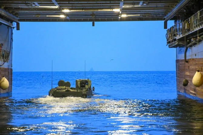 튀르키예에서 8000km 떨어진 발트해로 전개된 아나돌루함의 웰도크(Well Deck)에서 해병대용 수륙양용 장갑차(ZAHA)가 진수되고 있다. 튀르키예는 이번 파견을 통해 대양 해군으로서의 원거리 병력 투사 능력을 입증했다. 사진=튀르키예 해군