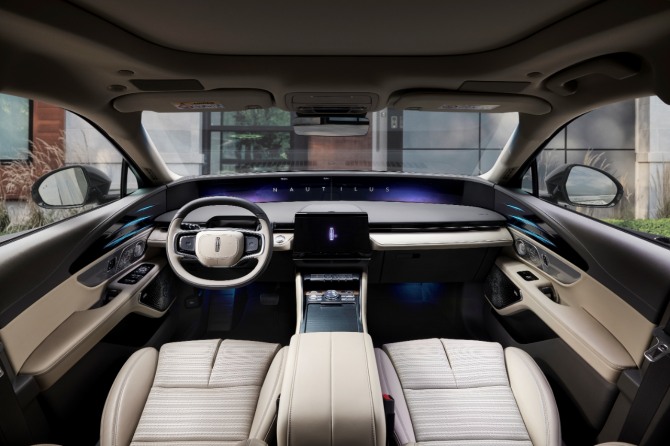 링컨 노틸러스는 48인치 파노라믹 디스플레이와 감각 통합 설계가 적용한 실내 인테리어를 통해 탑승자 중심의 몰입형 럭셔리 공간을 구현했다. 사진=링컨코리아