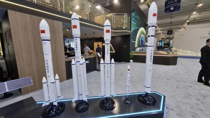 중국 방산업체가 WDS 2026 야외 전시장에 선보인 윙룽(Wing Loong) 무장 무인기. 중국은 무인기를 비롯해 육해공 전 영역을 아우르는 맞춤형 첨단 무기체계를 대거 출품하며 중동 방산 시장에서 미국의 가장 강력한 경쟁자로 떠올랐다. 사진=디펜스24