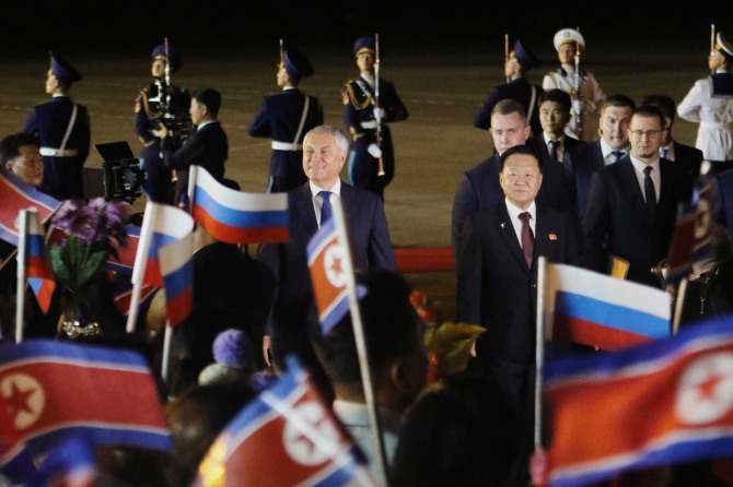 뱌체슬라프 볼로딘(왼쪽) 러시아 하원(국가두마) 의장이 북한 해방의 날 80주년을 앞두고 평양 국제공항에 도착해 최룡해 조선 최고인민회의 상임위원회 위원장과 함께 이동하고 있다. 사진=뉴시스