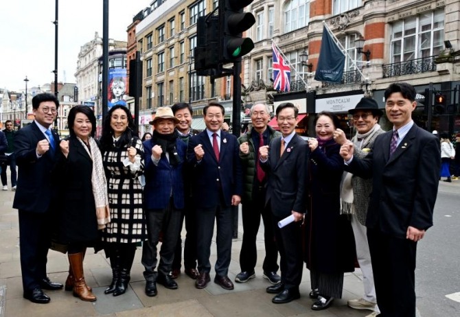 유정복 인천광역시장이 23일(현지시각) 영국 런던에서 유럽한인총연합회 유제헌 명예회장 및 연합회 임원들과 간담회를 갖고 기념촬영을 하고 있다. 사진=인천시