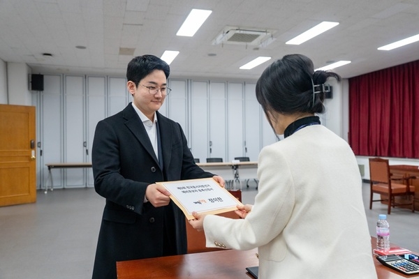 24일 개혁신당 정이한 부산시장 예비후보가 선관위에 예비후보 등록을 하고 있다. 사진=정이한 예비후보 사무소