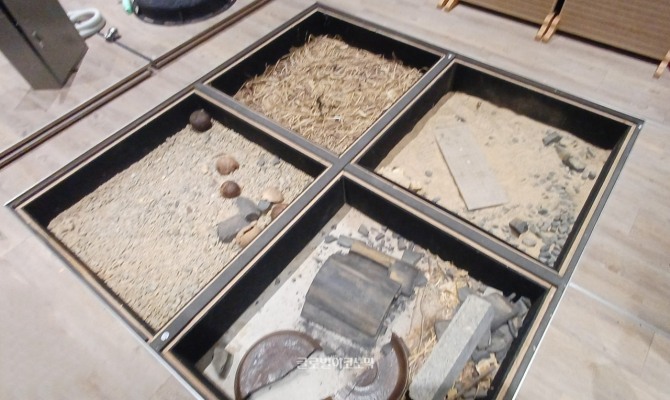 펄어비스 사옥 내 폴리사운드 스튜디오의 모습. 모래밭과 풀밭, 자갈밭 등의 환경에서 발자국 등 소리를 녹음하기 위해 각각의 바닥을 실제로 구현했다. 사진=이원용 기자