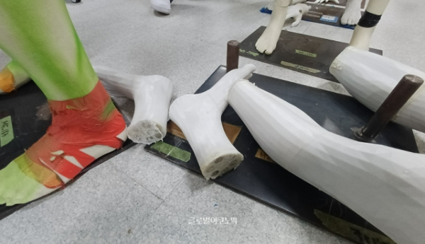 인게임에 구현된 에셋으로 본다면 상당히 끔찍한 장면일 것 같은 마네킹의 부품. 사진=이원용 기자