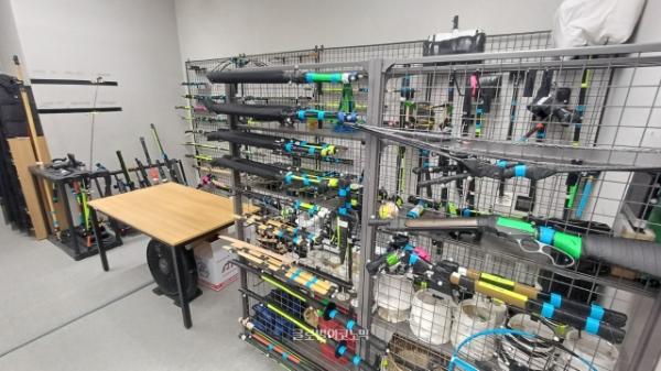 검과 화승총을 비롯해 실제 무기를 모방한 수많은 프롭 소품들. 보다 실감나는 모션 캡처를 위해 제작된 소품들이다. 사진=이원용 기자