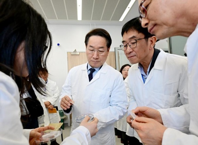 유정복 인천광역시장이 25일(현지시각) 영국 케임브리지대학교 화학과 연구실을 방문해 연구 시설을 살퍄보고 있는 모습 사진=인천시.