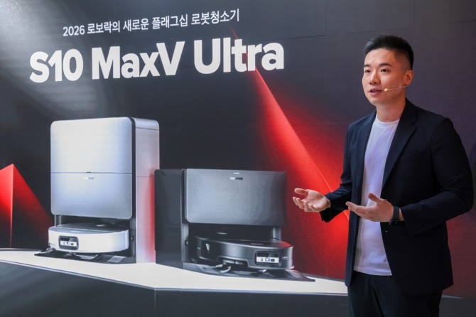 서니 호(Sunny Ho) 아시아태평양 제품 전략 매니저가 26일 열린 2026 로보락 론칭쇼에서 신제품을 발표하고 있다. 사진=로보락