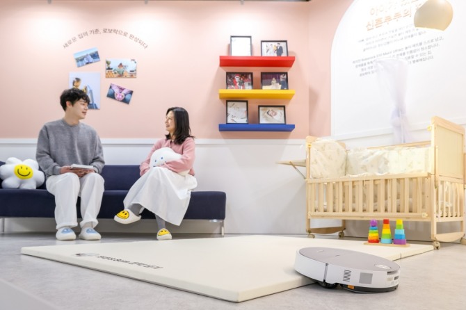 26일 열린 2026 로보락 론칭쇼에서 모델들이 2026년 플래그십 로봇청소기 ‘S10 MaxV Ultra’(S10 맥스V 울트라)를 선보이고 있다. 사진=로보락