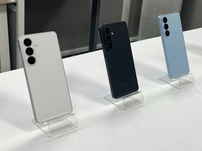 26일 갤럭시 S26 시리즈 브리핑 현장에 전시된 갤럭시 S26 기본형 모델. 사진=이지현 기자