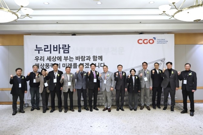 우리기술과 씨지오는 지난 24일 해상풍력 하부설치선 ‘누리바람‘ 명명식을 개최했다. 명명식 행사 후 관계자들이 기념촬영을 하고 있다.  사진=우리기술&씨지오