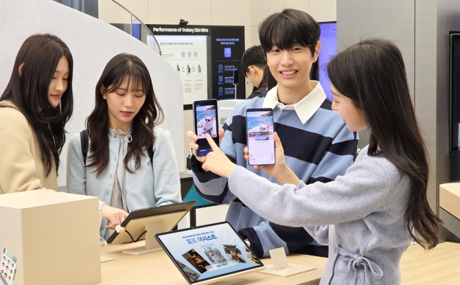 삼성 강남에 오픈한 '갤럭시 스튜디오'에서 방문객들이 '갤럭시 S26 울트라’로 '포토 어시스트' 기능을 통해 사진을 편집하고 있다. 사진=삼성전자