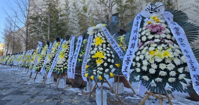 한국마사회노동조합은 지난달 2일 세종시 국토교통부 앞에 근조화환을 게시하며 정부의 과천 경마장 주택공급안에 대한 강력한 항의 의사를 표명했다. 사진=한국마사회노동조합