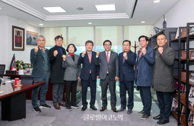 국회의사당을 방문, 이상휘 국회의원(국민의힘, 포항남·울릉) 등 정치권 관계자들과 면담을 갖고 울릉군 도의원 단독 선거구 유지와 ‘섬 지역 특례’ 제도화를 건의했다.사진=울릉군의회