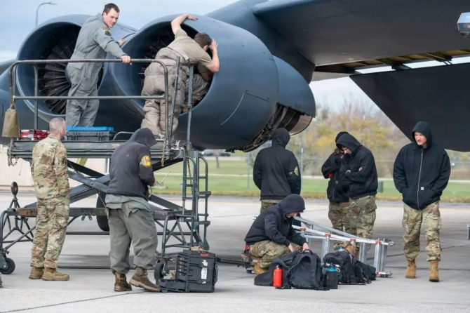 미 공군 B-52 폭격기의 엔진을 정비 중인 기술진의 모습. 사진=USAF