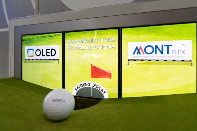 삼성디스플레이 'MWC26' 부스에서 골프 자동 퍼팅기를 활용해 폴더블 OLED의 내구성을 테스트하고 있다. 사진=삼성디스플레이