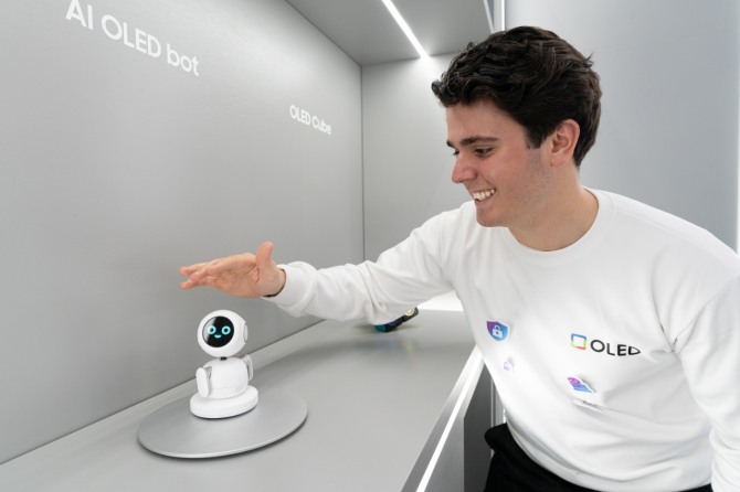 삼성디스플레이가 'MWC26'에서 처음으로 공개한 반려 로봇 콘셉트의 '미니 펫봇'. 사진=삼성디스플레이