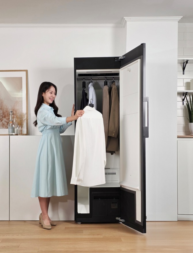 삼성전자 모델이 강력한 주름 제거 기능이 새롭게 추가된 2026년형 '비스포크 AI 에어드레서'를 선보이고 있다. 사진=삼성전자