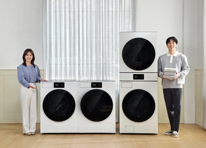 삼성전자 모델이 2026년형 '비스포크 AI 세탁기', '비스포크 AI 건조기', 상단 건조기와 하단 세탁기가 결합된 '비스포크 AI 원바디'를 선보이고 있다. 사진=삼성전자
