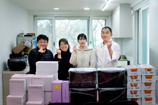 비젼학교 지역아동센터 박우미 부장과 바디프랜드 직원복지팀 관계자들이 기념 촬영을 하고 있다.  사진=바디프랜드