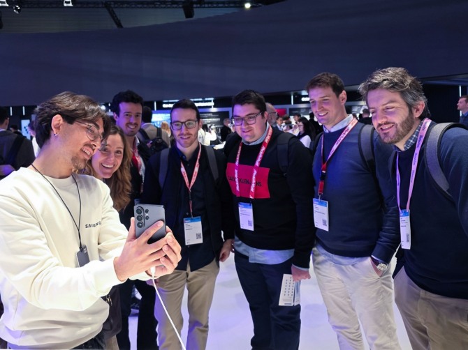 삼성전자 부스를 방문한 관람객이 2일(현지시각) 스페인 바르셀로나에서 개막한 MWC26에서 '갤럭시 S26 울트라'를 살펴보고 있다. 사진=삼성전자