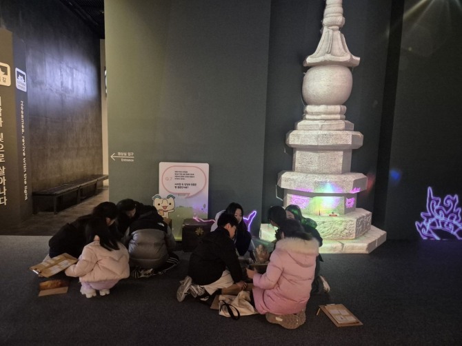 아이들이 양주시립회암사지박물관 탐정단 프로그램에 참여하고 있다. 사진=양주시