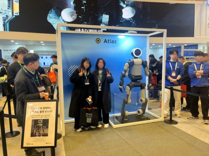 관람객들이 4일 서울 코엑스에서 열린 AW 2026 현대자동차그룹 전시 부스에서 보스턴다이내믹스의 ‘아틀라스(Atlas)’ 비구동형 모델과 함께 사진 촬영을 하고 있다.