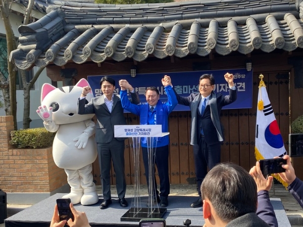 지난 4일 명재성 고양특례시장 출마예정자 기자회견에서 지지를 보내고 있는 송영길 전 대표와 한준호 국회의원. 사진=명재성 예비후보