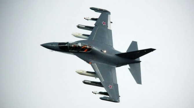 러시아제 야크-130 고등 훈련기 겸 경공격기가 에어쇼에서 기동 비행을 하고 있다. 이란 공군이 2023년 도입한 이 기종은 이스라엘 스텔스 전투기에 의해 격추된 것으로 알려졌다. 사진=게티이미지/AFP/연합뉴스