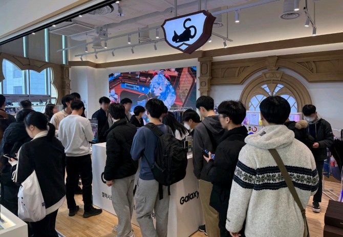 방문객들이 홍대에 위치한 '호요버스 원신 PC 라운지' 내에 마련된 갤럭시 S26 시리즈 체험공간에서 제품을 체험해보고 있다. 사진=삼성전자