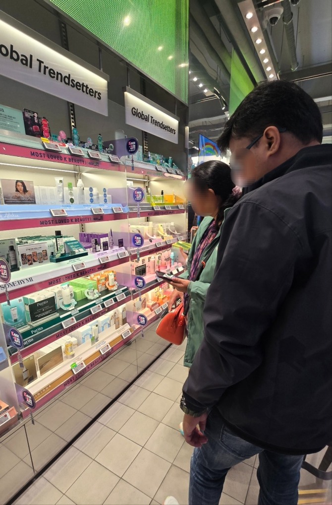 글로벌 트렌드세터(Global Trendsetters) 매대를 살펴보고 있는 외국인 고객들 모습. 사진=문용균 기자