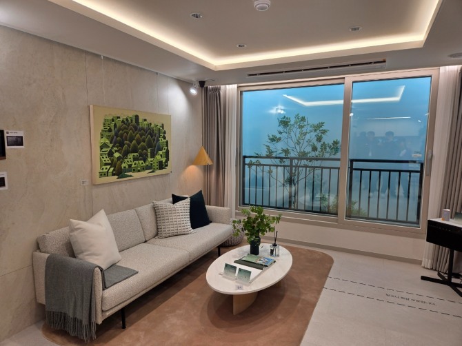 HL디앤아이한라는 6일 부천역 에피트 어바닉의 견본주택을 열고 분양을 시작했다. 사진은 부천역 에피트 어바닉 견본주택의 전용면적 64㎡A타입 거실. 사진=최재민 기자