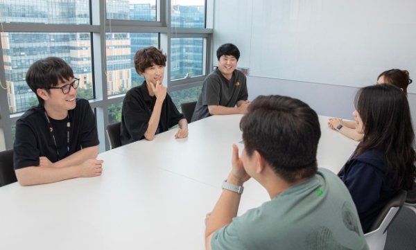 게임사가 복장 자율, 수평적 호칭, 유연 근무제 등 직원 자율성을 보장하는 이유는 직원 정신건강 증진과 생산성 향상에 도움이 되기 때문이다. 사진=넥슨 브랜드 채널 '넥슨 태그'