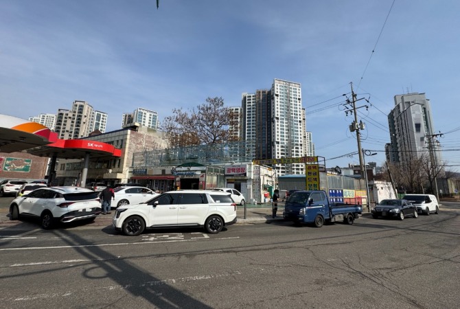 저가 주유소에 주유하려는 차량들이 몰려 줄을 서 있다. 사진=최유경 기자