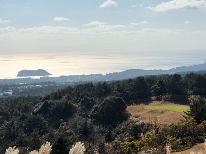 바다가 내려다 보이는 서귀포팬텀 코스. 사진=글로벌이코노믹