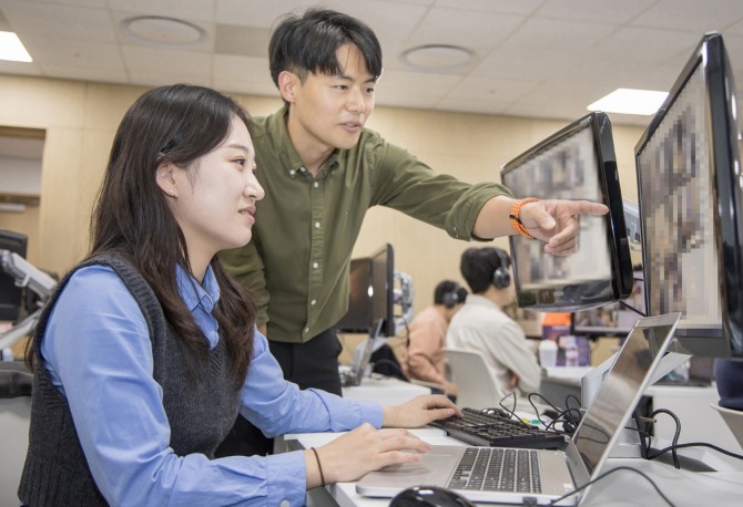 삼성전자 감독관이 2025년 삼성전자 인재개발원(경기도 수원)에서  삼성직무적성검사(GSAT) 응시자를 대상으로 예비 소집을 진행하고 있다. 사진=삼성전자