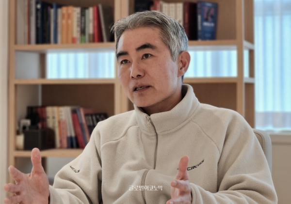 장현국 대표가 판교 넥써쓰 사옥에서 몰티로얄과 AI 에이전트 게임의 의의에 관해 설명하고 있다. 사진=이원용 기자