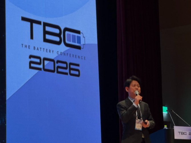 박기수 SK온 미래기술원장(CTO)이 11일 서울 강남구 코엑스에서 열린 ‘더 배터리 콘퍼런스(TBC) 2026’에서 기조연설을 하고 있다. 사진=이지현 기자